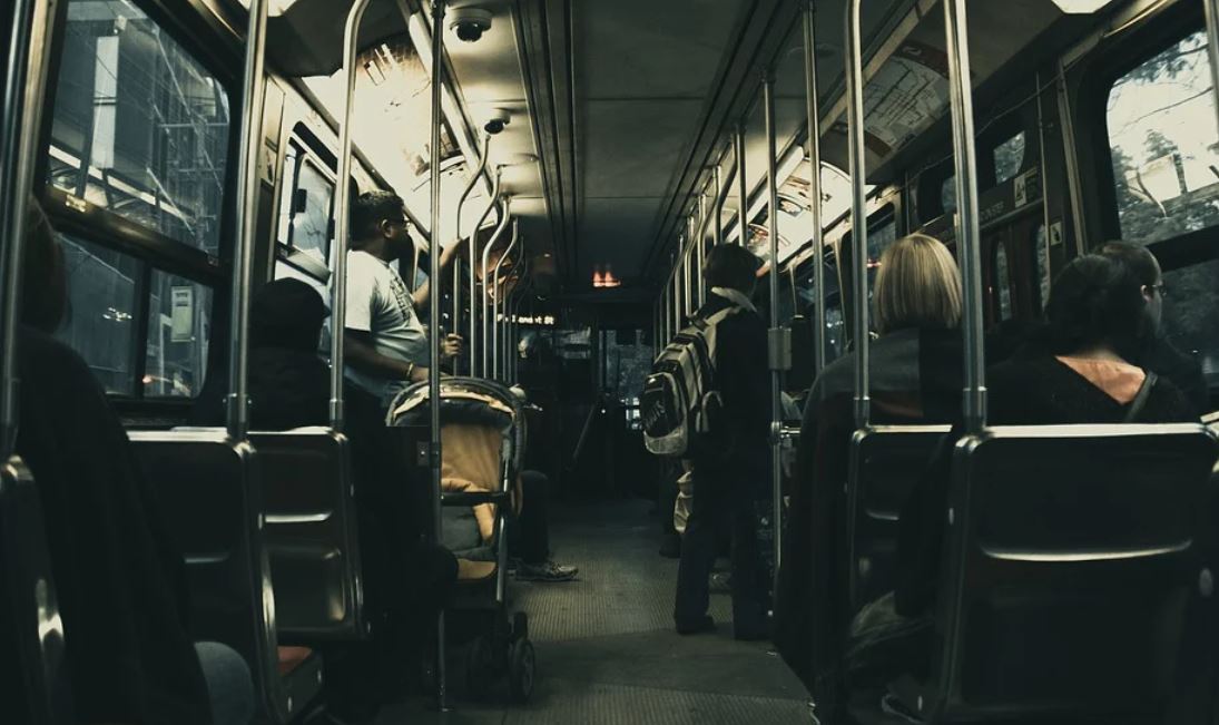 autobus a lidé