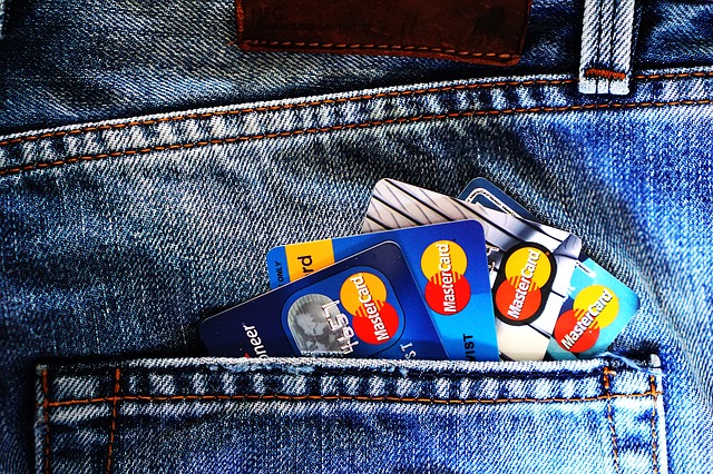 kreditní karty v džínách.jpg