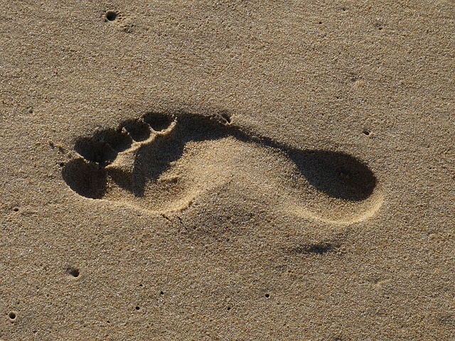 obtisk chodidla v písku