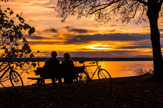 žena a muž na lavičce u jezera